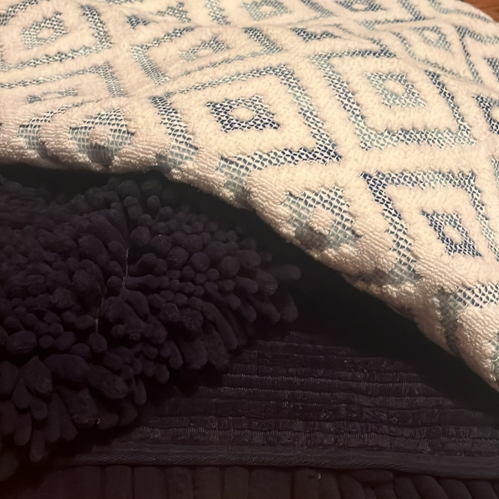 ⭐️🌴 Beau Monde Geometric Patterned Blue & White Towels w/Matching Bath Rug
